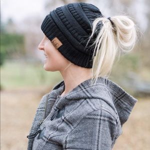 C.C. Pony tail Messy bun toque beanie Black